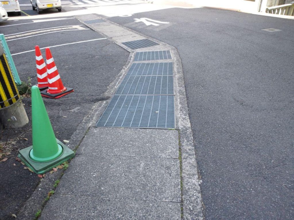 道路脇グレーチング