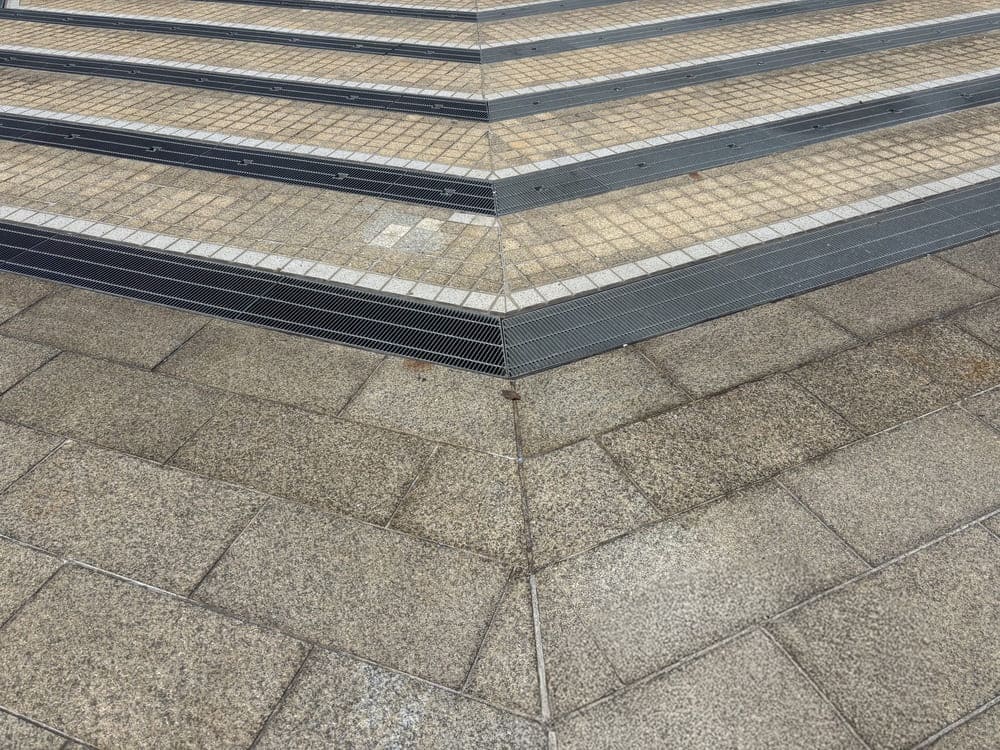 日立シビックセンター噴水広場の透明滑り止め塗装 施工後