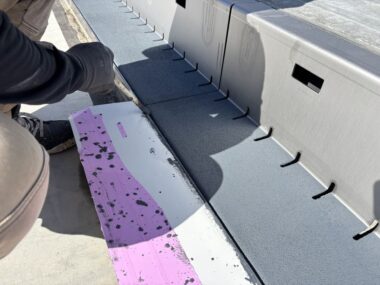 宮沢橋 橋梁 側溝 鋼製蓋 滑り止め塗装 施工中