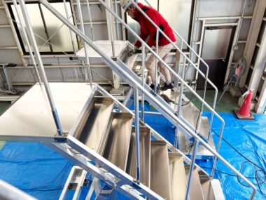 ヤシカ車体 階段塗装 施工中